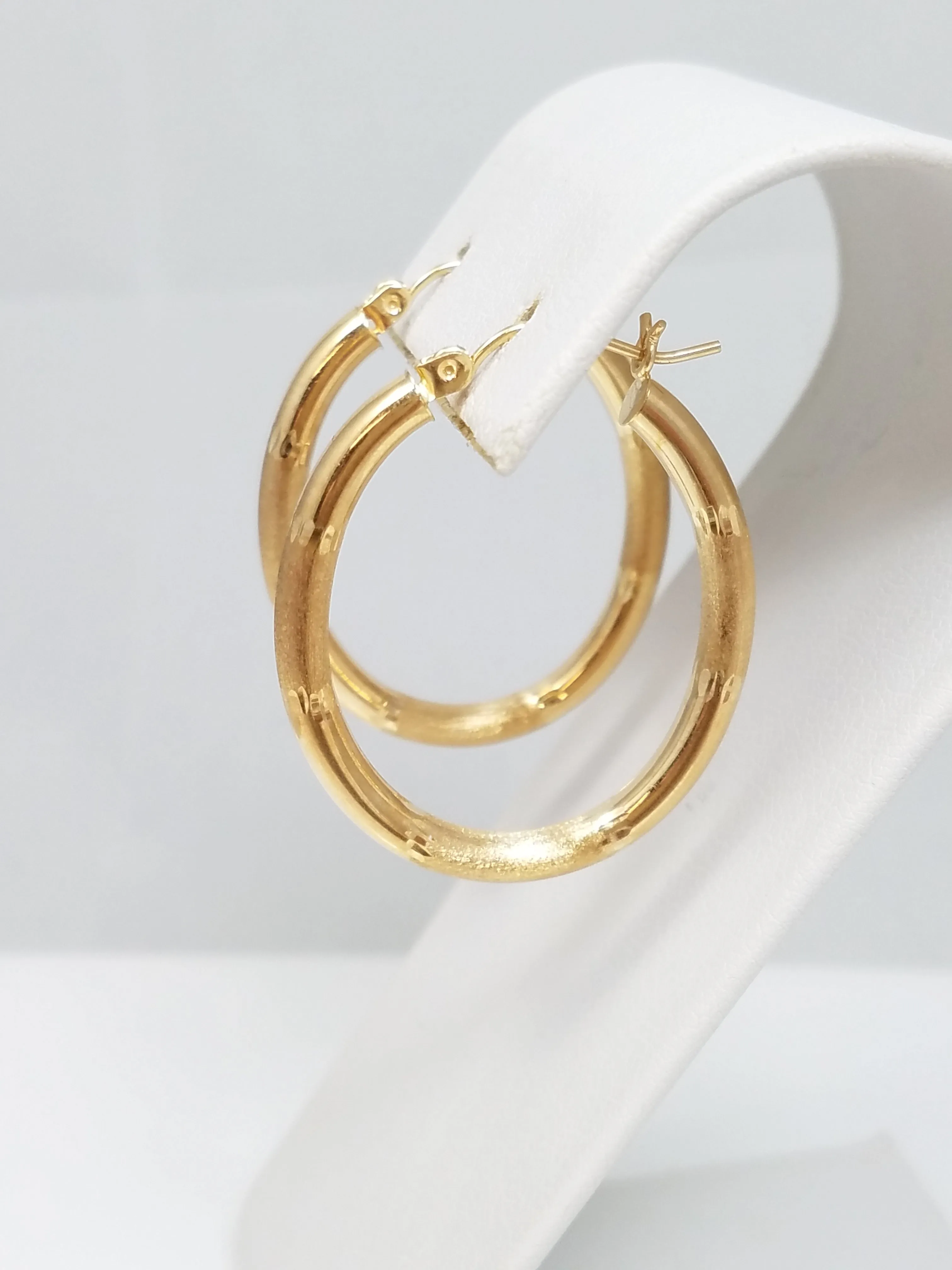 Graceful 14k Yellow Gold Hollow Hoop Earrings